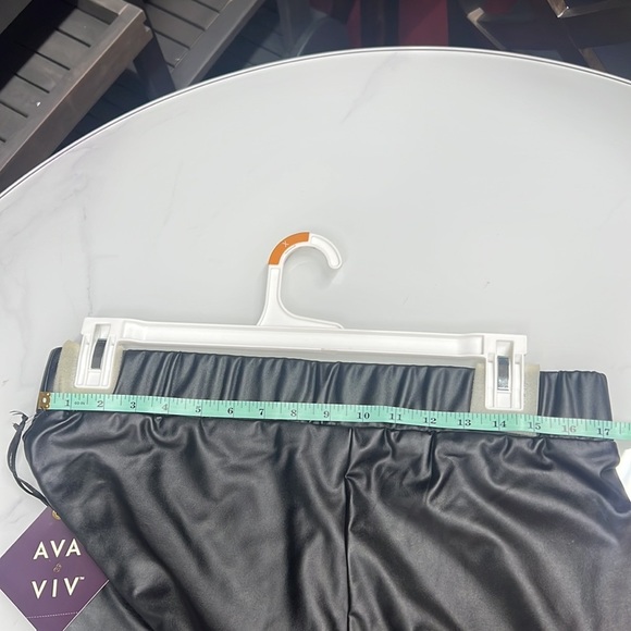 FAUX Leather Leggings - Picture 4 of 8